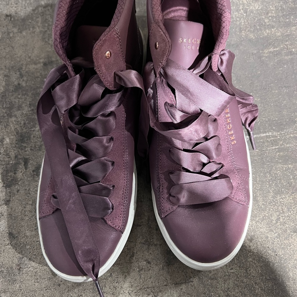 Womens Skechers sneakers